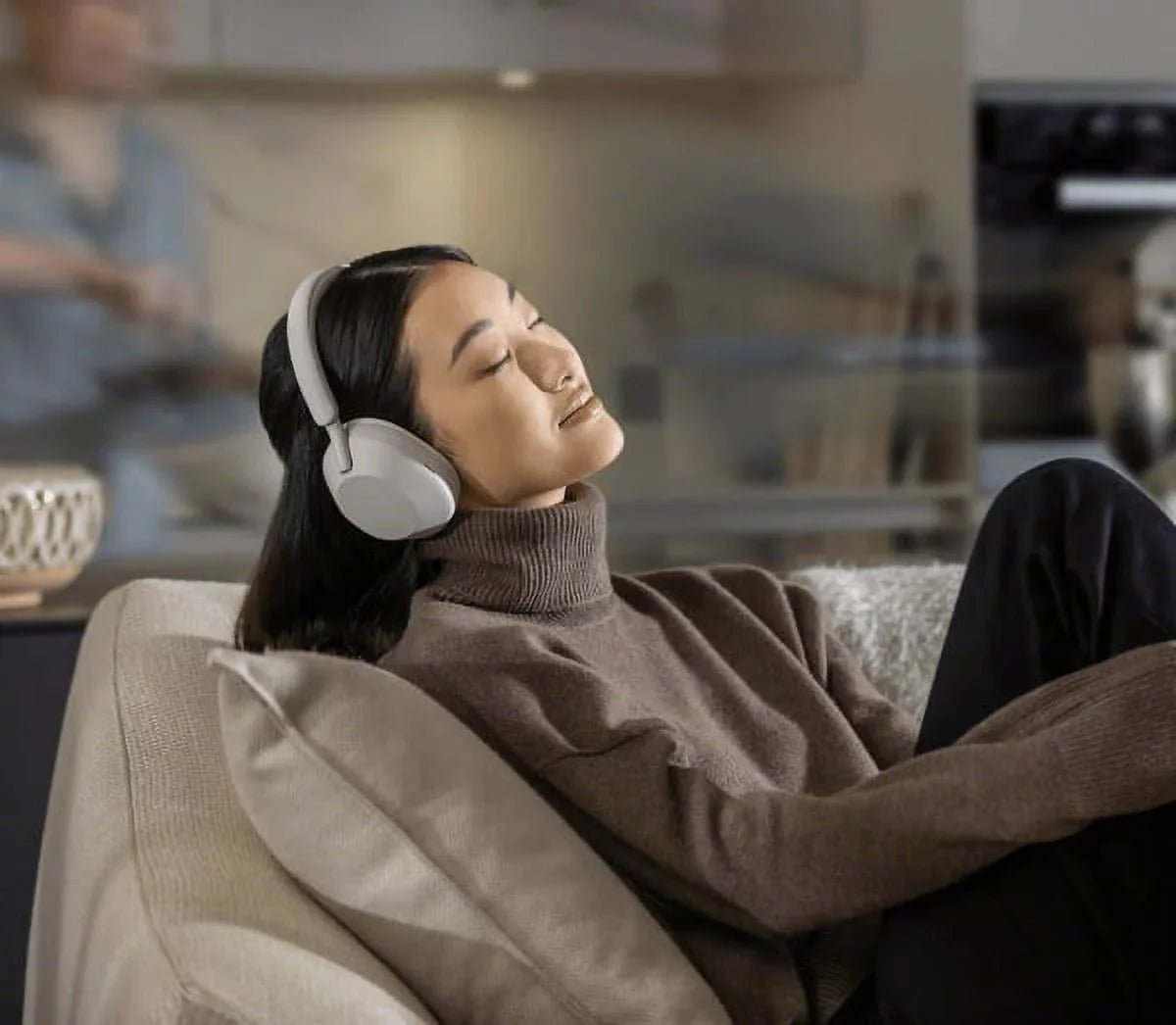 WH-1000XM5 Wireless Noise Canceling Over-Ear Headphones (Silver) Bundle